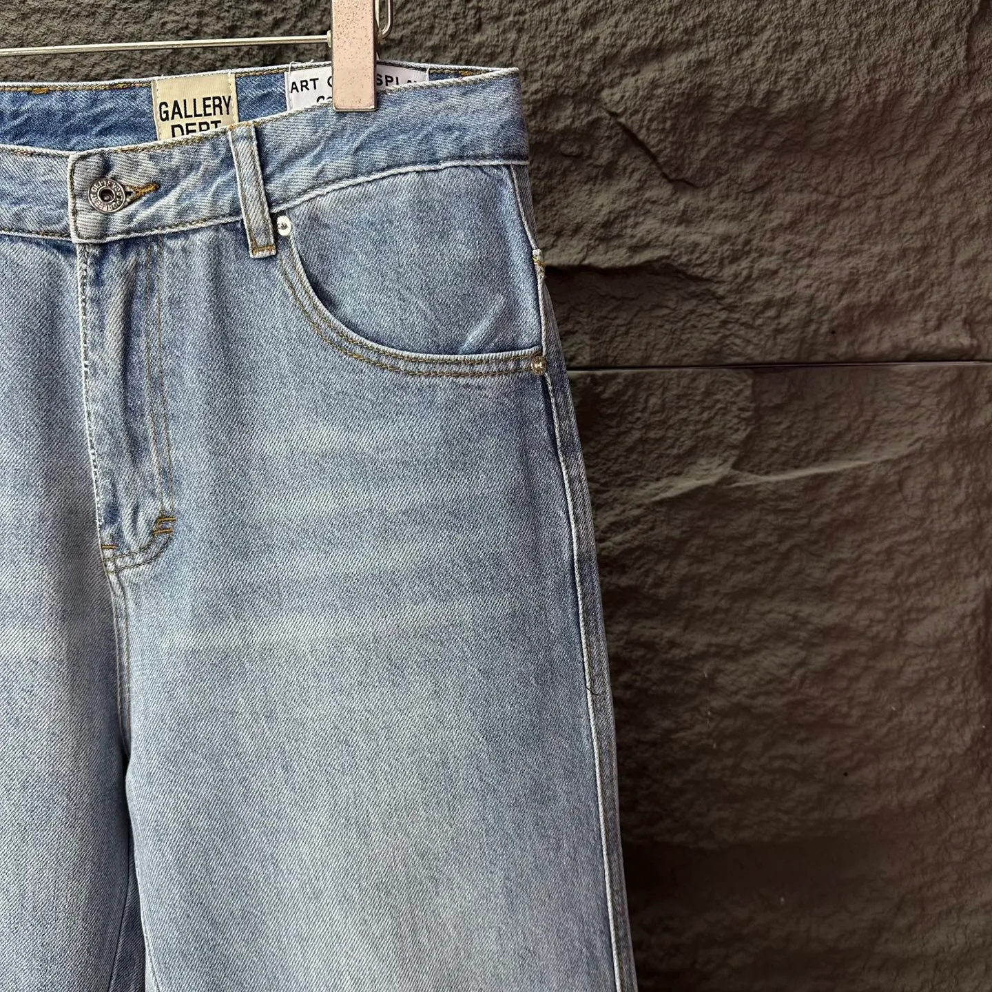 P250 GALLERY DEPT. 2025 New Light Blue Simple Washed and Distressed Couple Style Loose Straight Jeans 🔥High version🔥High version🔥 Top ceiling quality Styles with different washed textures are very friendly to people with thin legs and thick legs. The straight and loose version is very flattering. Moderate length that never goes out of style, easy to match with casually, basic styling for various styles, a must-have in the wardrobe! The fabric is stiff but also makes the upper body soft without losing texture. The washing process is even more perfect. It is a must-have item for everyone! ! ! Washed wheat, hang tag, pants label, complete with three labels Color: light blue Size: 28, 30, 32, 34, 36 (five sizes)